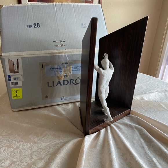 RETIRED 2008 ‘WIDER LLADRO’ PORCELAIN FIGURINE-Item#01011898 - Picture 14 of 15